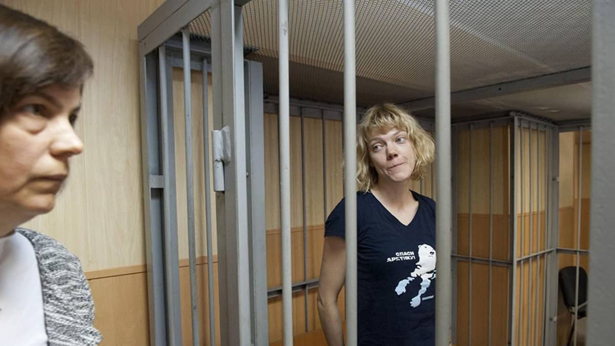 Asianajaja vahvistaa: Sini Saarela ja muut Greenpeace-vangit viedään  Pietariin | Yle Uutiset