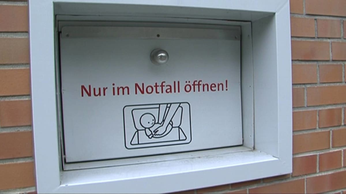 Avataan vain hätätapauksessa, lukee berliiniläisessä vauvaluukussa. 