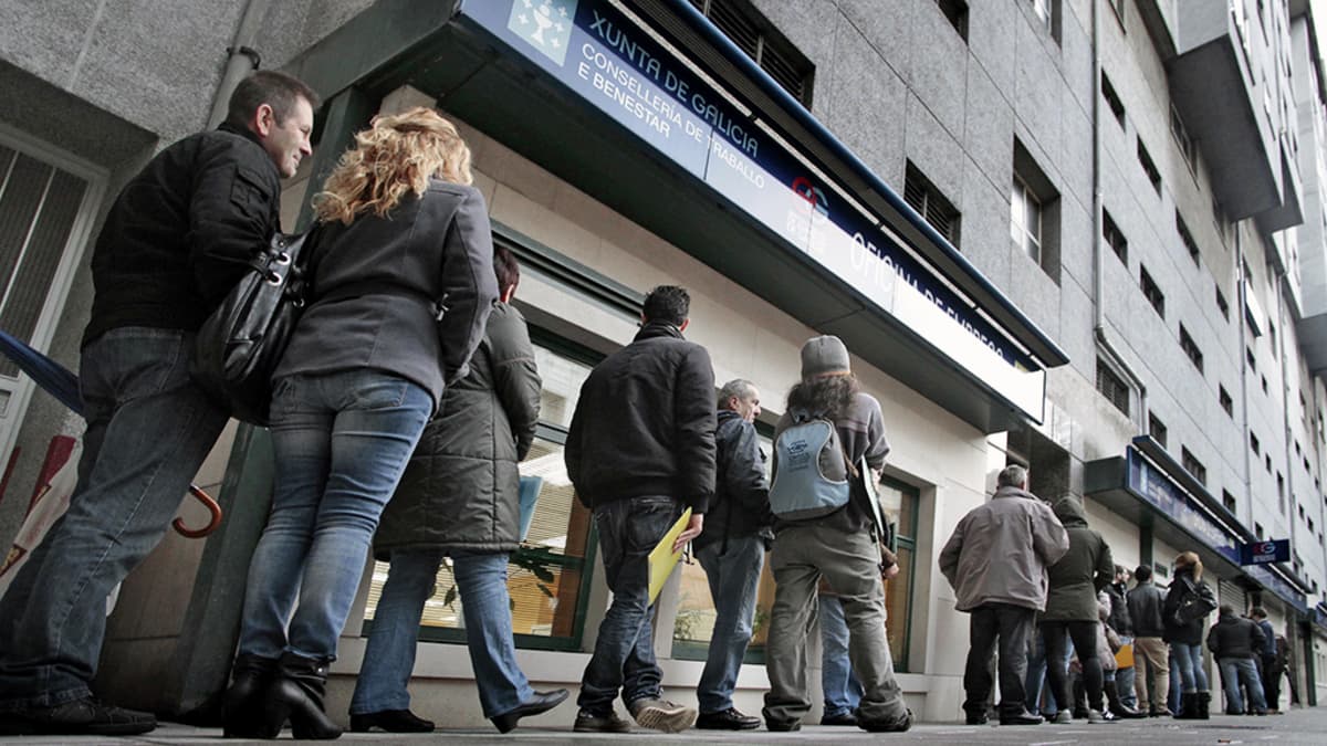 Espanjalaiset työttömät jonottavat työvoimatoimistoon La Coruñassa.