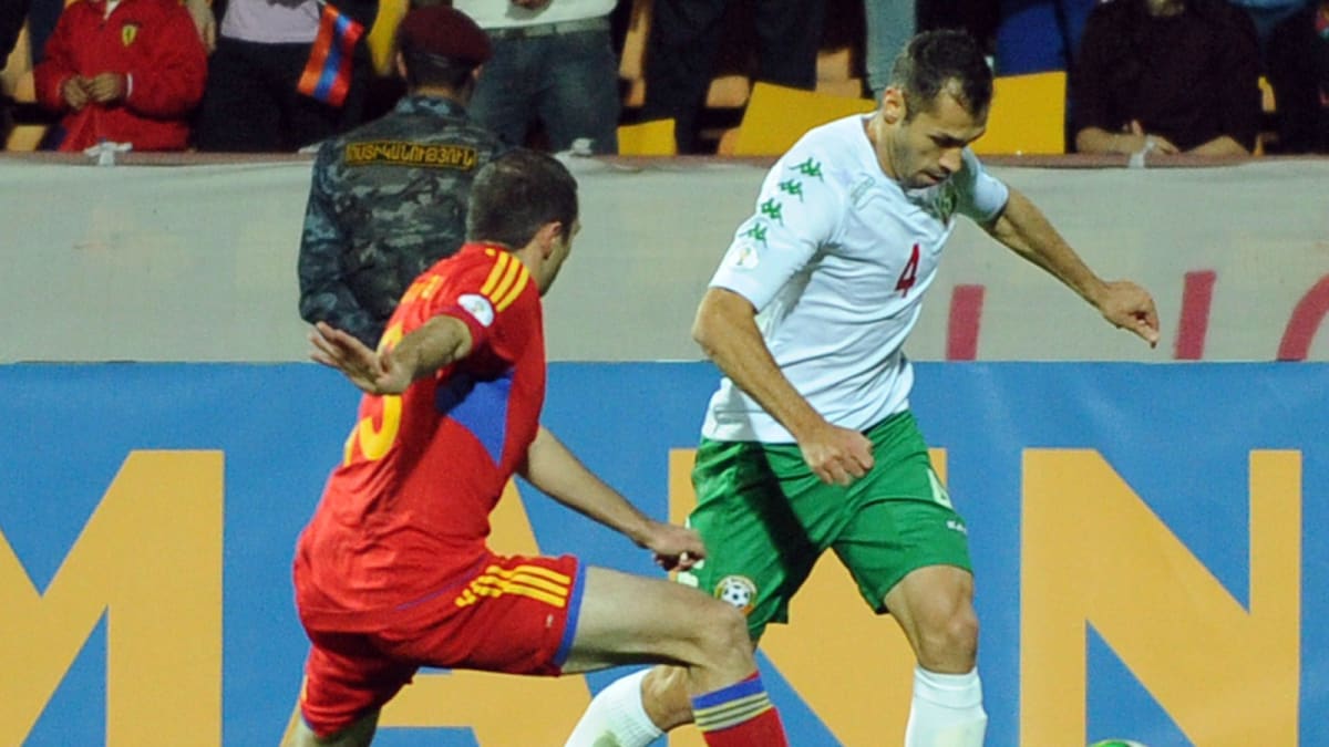 Armenian Kamo Hovhannisjan ja Bulgarian Petar Zanev taistelevat pallosta.