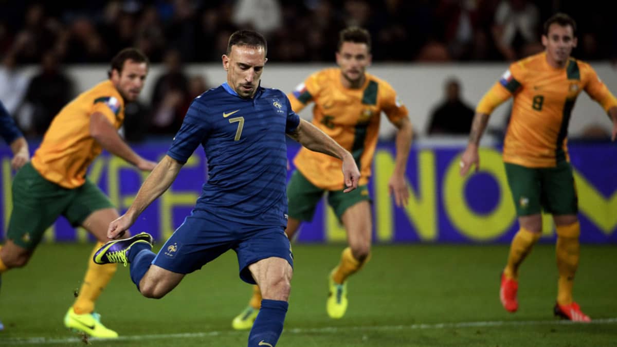 Ranskan maajoukkueen laukoo kohti Australian maalia.