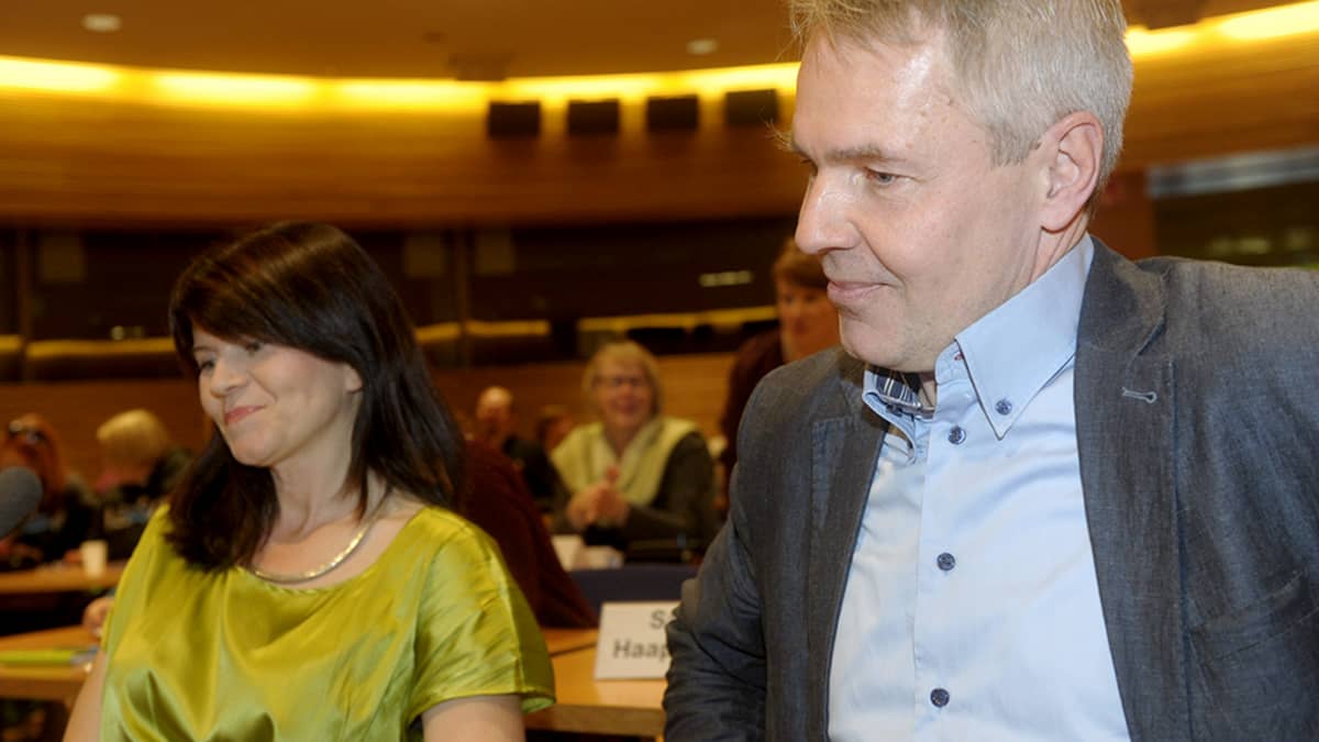 Outi Alanko-Kahiluoto ja Pekka Haavisto vihreiden kokouksessa Helsingissä 16. lokakuuta 2013.