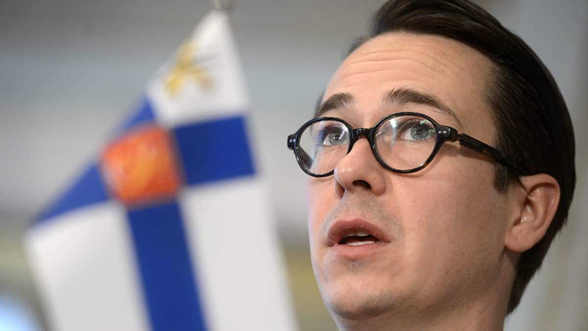 Puolustusministeri Carl Haglund puolustusministerin tiedotustilaisuudessa Smolnassa Helsingissä, 30. syyskuuta 2013. 