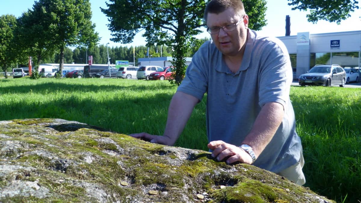 Kuppikivien tutkimista harrastava Jukka Nieminen Hämeenlinnassa Suomen suurimmalla kivellä
