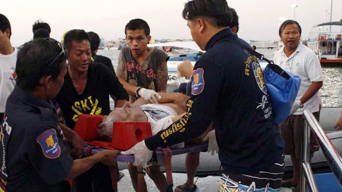 Thaimaalaiset pelastustyöntekijät kuljettavat loukkaantunutta Pattayalla 3. marraskuuta 2013. 