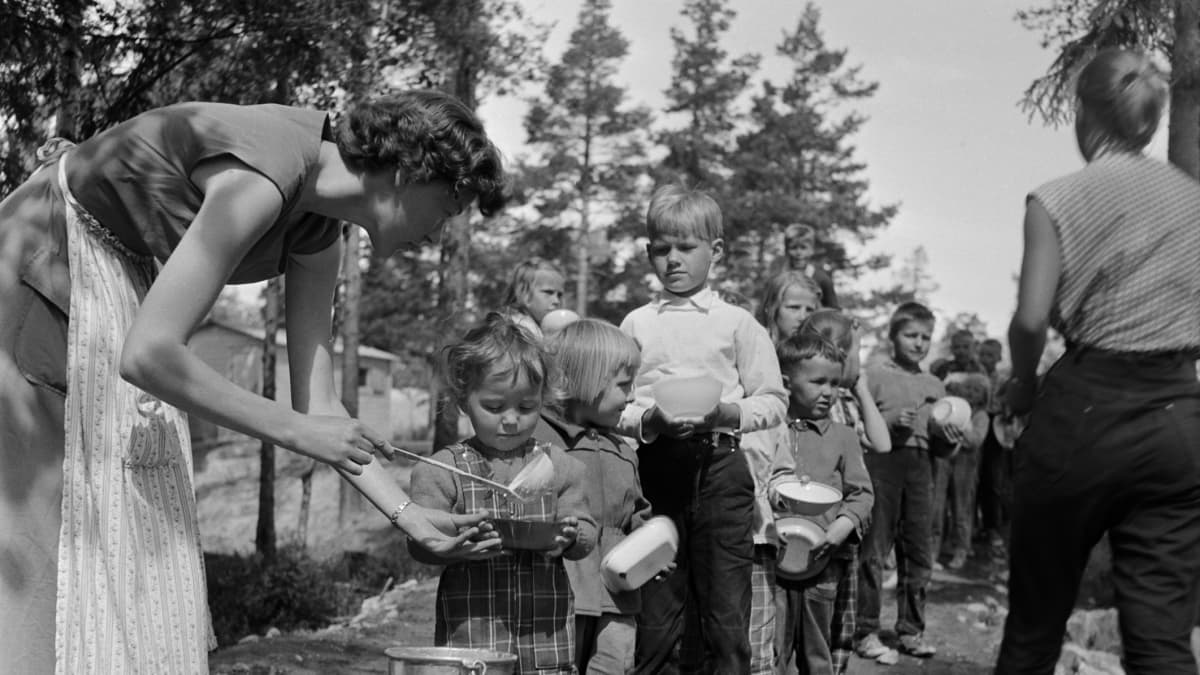 1950-luku, lapsia jonottamassa ruokaa leikkipuistossa.