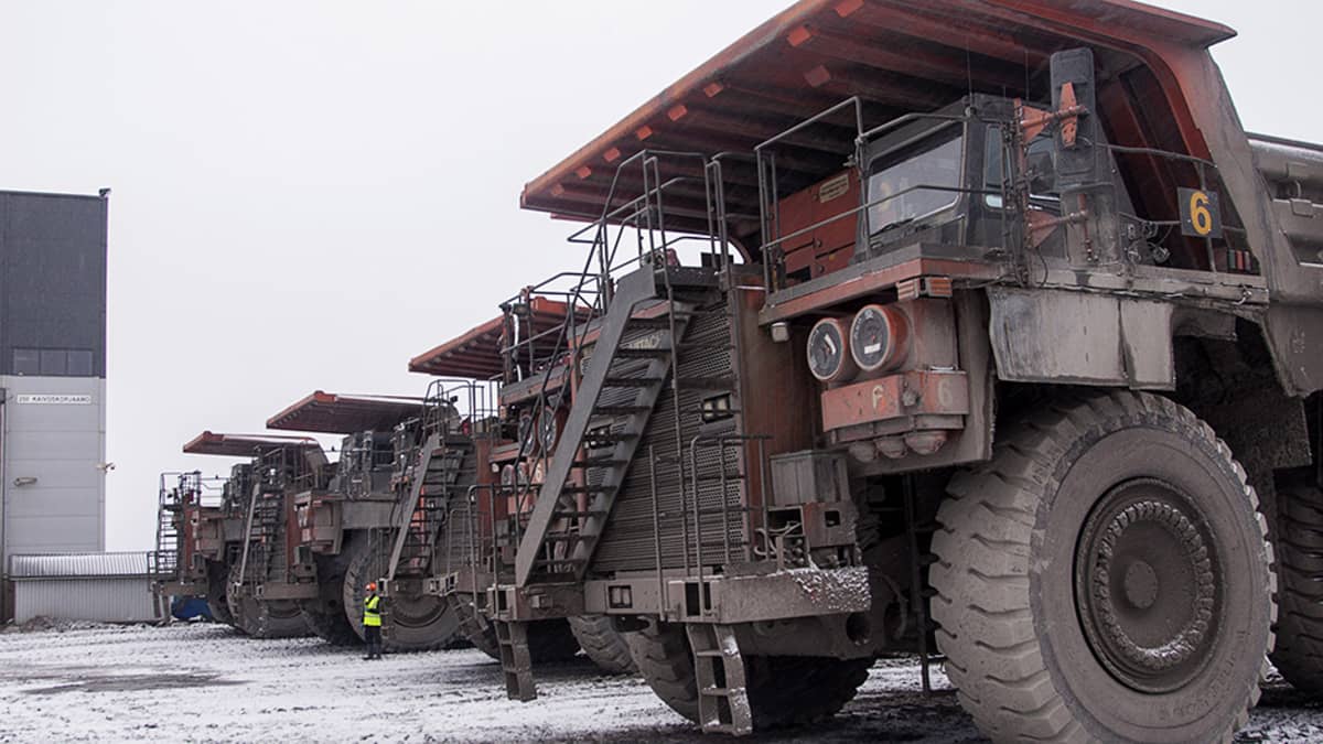 Suuria kiviautoja Talvivaaran kaivosalueella.