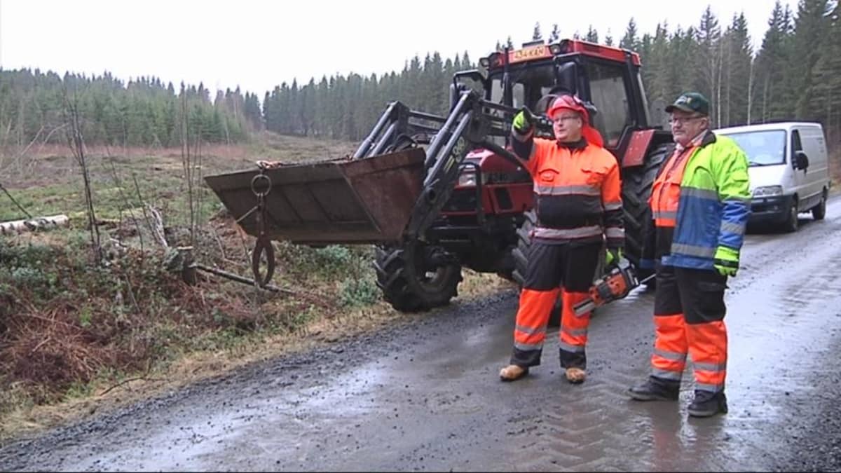 Tero Karjalainen ja Esa Suomalainen traktorin vieressä.