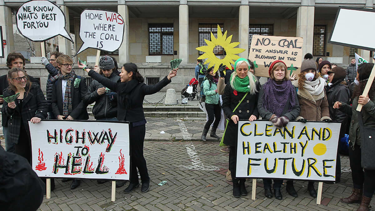 Ympäristöaktivistit osoittavat mieltään ympäristön puolesta Varsovassa ilmastokokouksen yhteydessä.