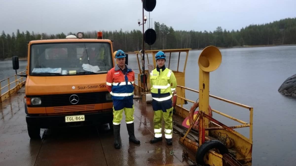 Sähköasentajat Jari Silvennoinen ja Sami Hagman matkalla Kongonsaareen korjaamaan Eino-myrskyn tuhoja.