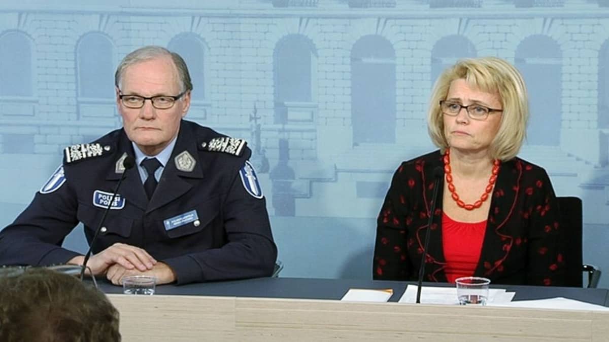 Poliisiylijohtaja Mikko Paatero ja sisäministeri Päivi Räsänen poliisin tietolähteiden käyttöä ja valvontaa koskevassa tiedotustilaisuudessa.