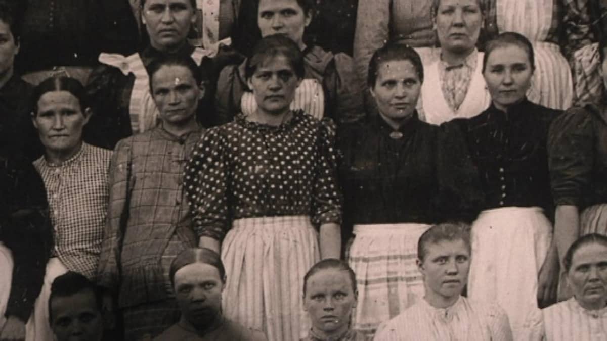 Tekstiilitehtaan työläisnaisia vanhassa mustavalkokuvassa