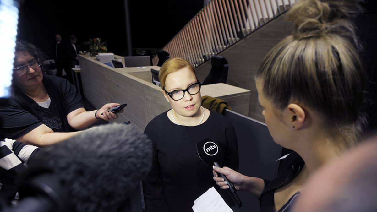 Kuntien eläkevakuutuksen Kevan hallituksen puheenjohtaja Laura Räty puhui median edustajille Helsingissä 22. marraskuuta 2013.