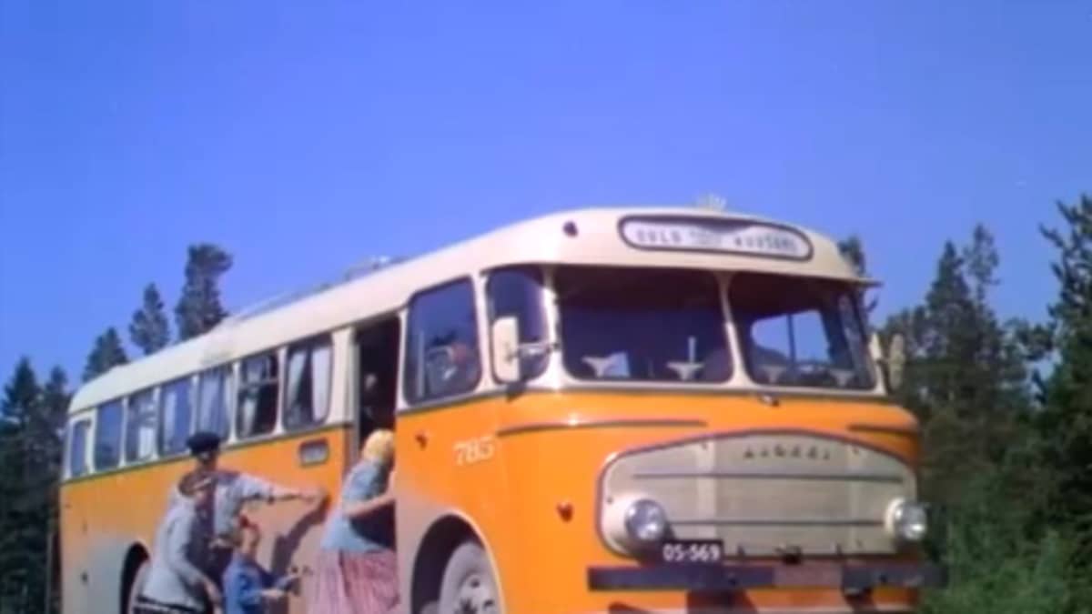 Postiauto kerää matkusatajia kyytiin 60-luvulla.