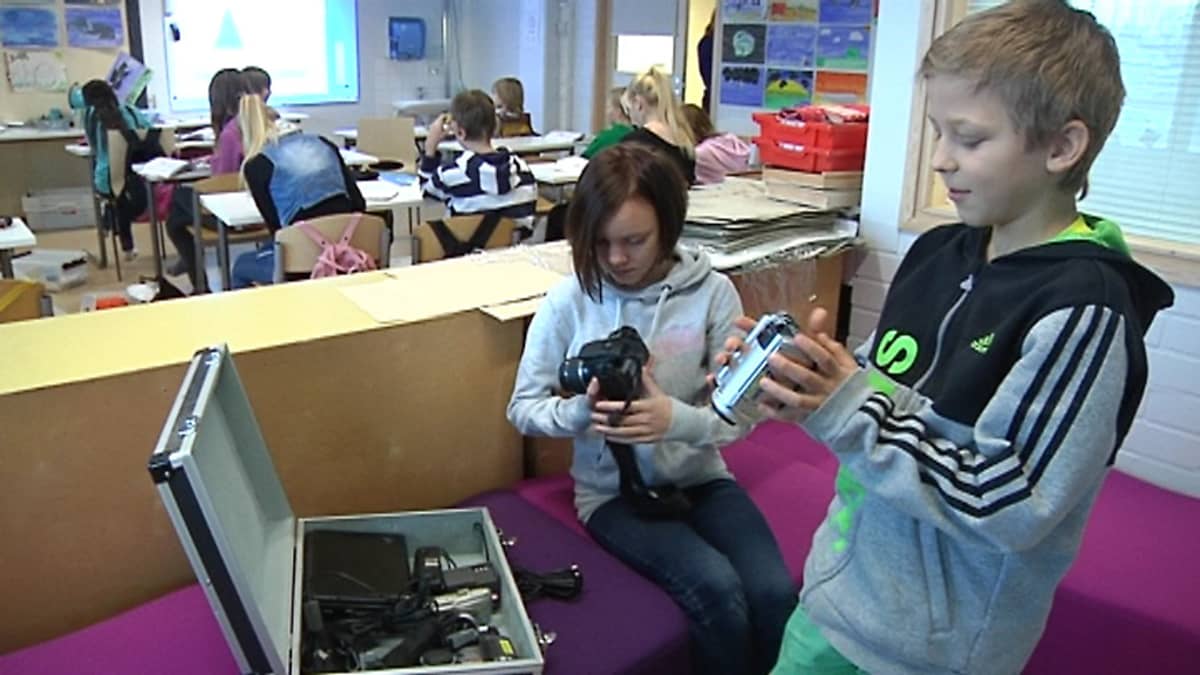 Torkinmäen koulun kuudesluokkalaiset Onja Heino ja Aarne Herlevi tutkivat kameroita.