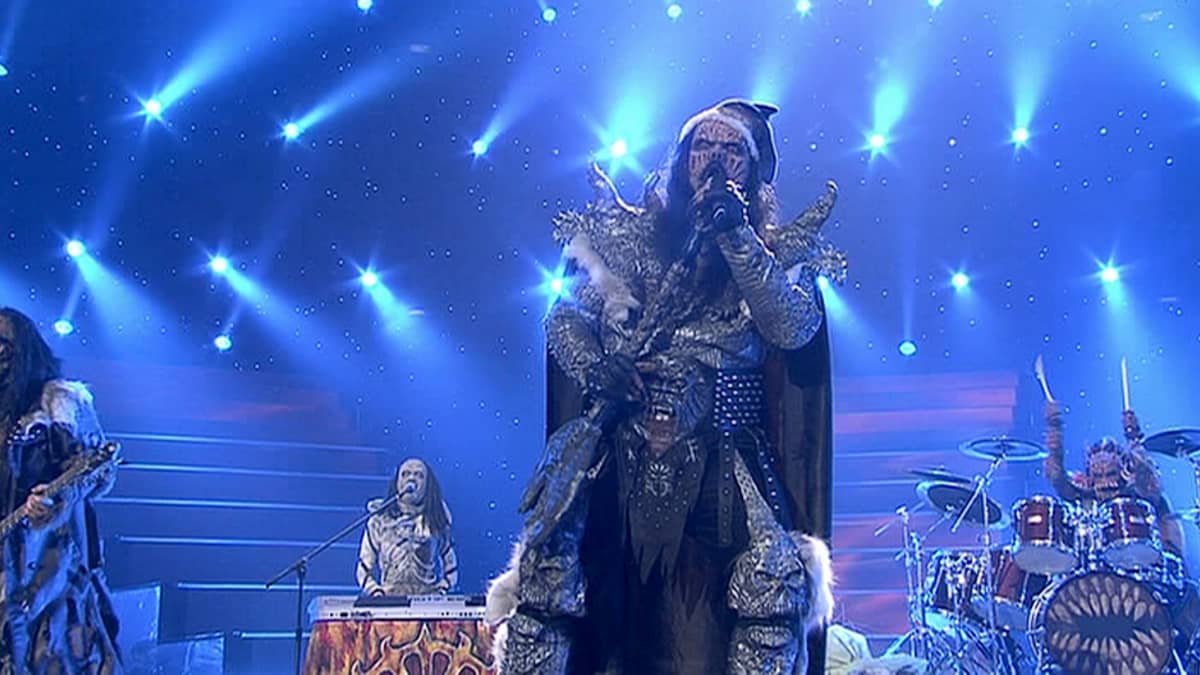 Lordi esiintymässä voiton varmistuttua Euroviisujen finaalin päätteeksi Ateenassa toukokuussa 2006.