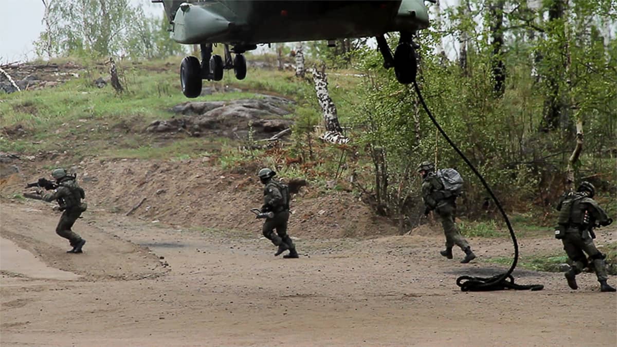 Sotilaat harjoittelemassa helikopterista laskeutumista.