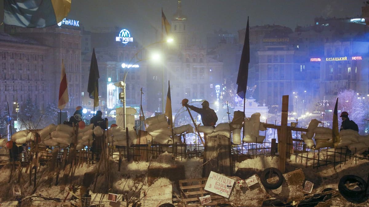 Mielenosoittajat rakensivat barrikadeja Kiovan keskustassa 11. joulukuuta 2013.