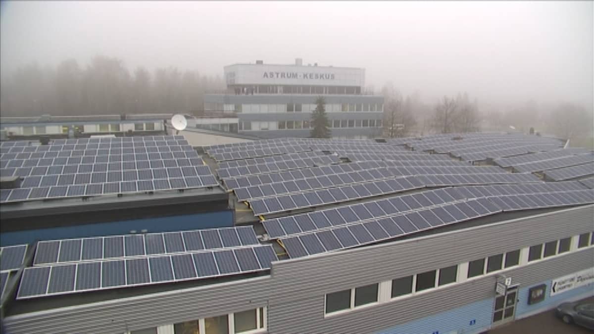 Suomen suurin aurinkovoimala on Saloran vanhan televisiotehtaan katolla.