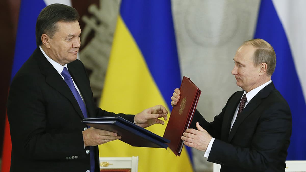 Ukrainan presidentti Viktor Janukovitsh ja Venäjän presidentti Vladimir Putin allekirjoittivat maiden välisen yhteistyösopimuksen Moskovassa 17. joulukuuta.