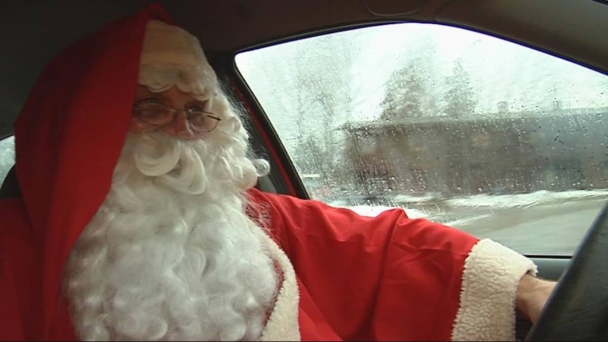 Joulupukki autoilee lahjat koteihin jouluaattona.