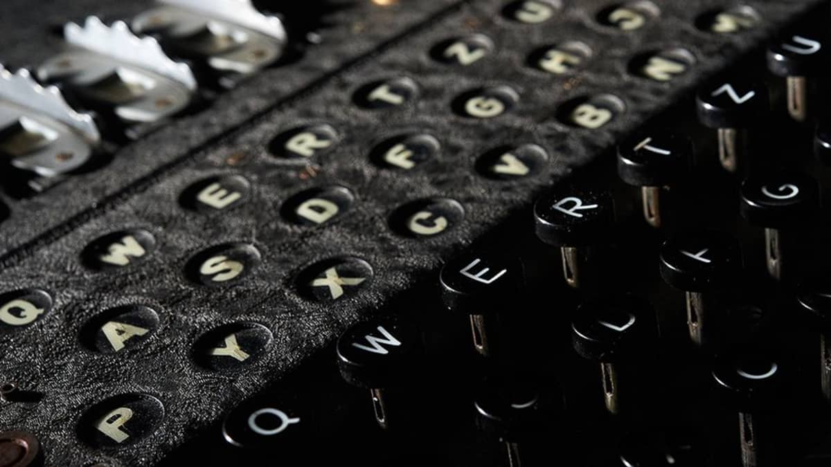 Enigma-salakirjoituslaite näytteillä Heinz Nixdorf Museumsforumissa Paderbornissa Saksassa.