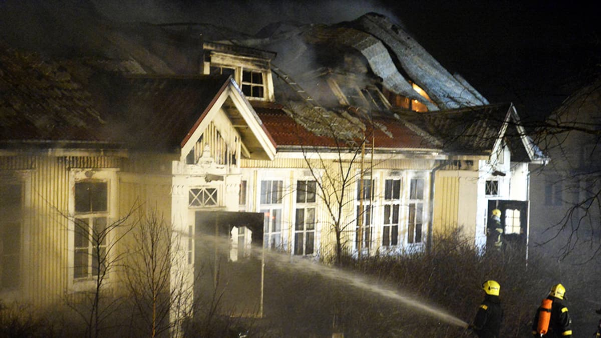 Salon Vanhan Sokeritehtaan alueella paloi kaksi erillistä rakennusta lauantain vastaisena yönä, 28. joulukuuta.