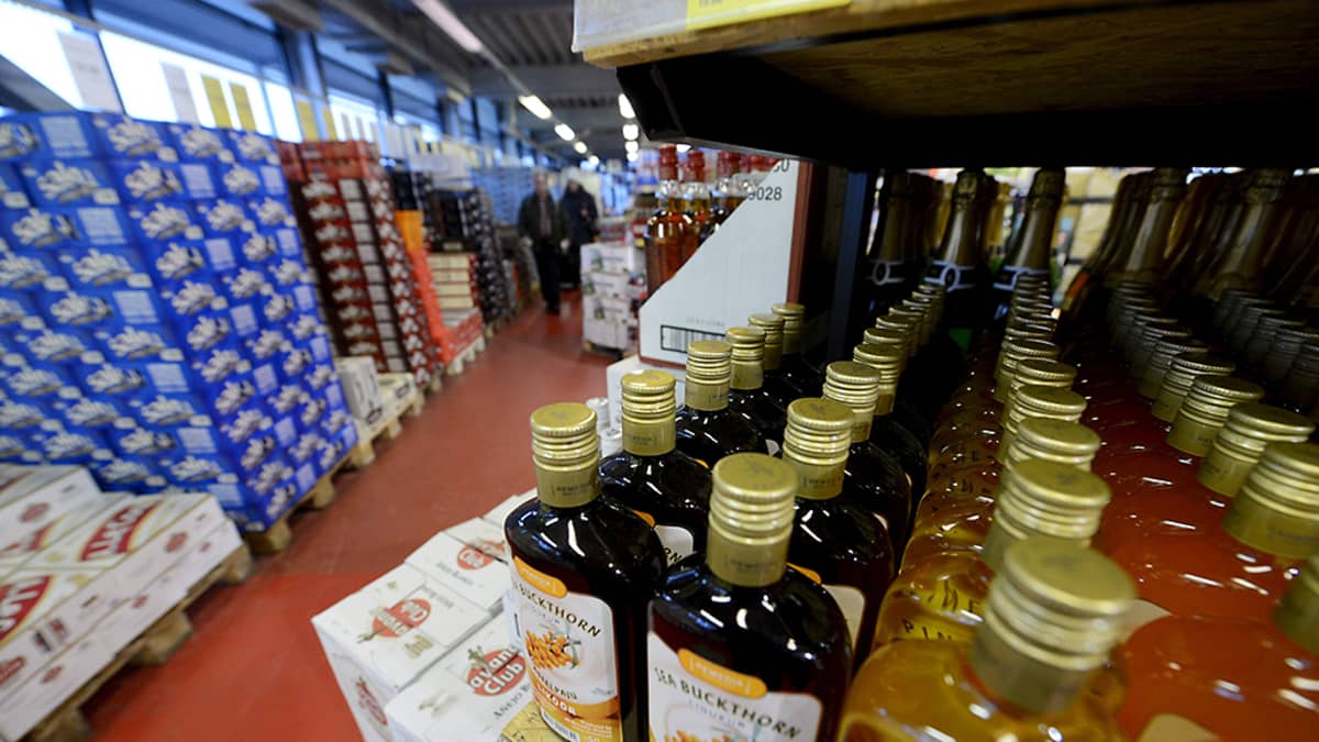 Alkoholimyymälä SuperAlko Tallinnassa. Edessä näkyy likööripulloja.