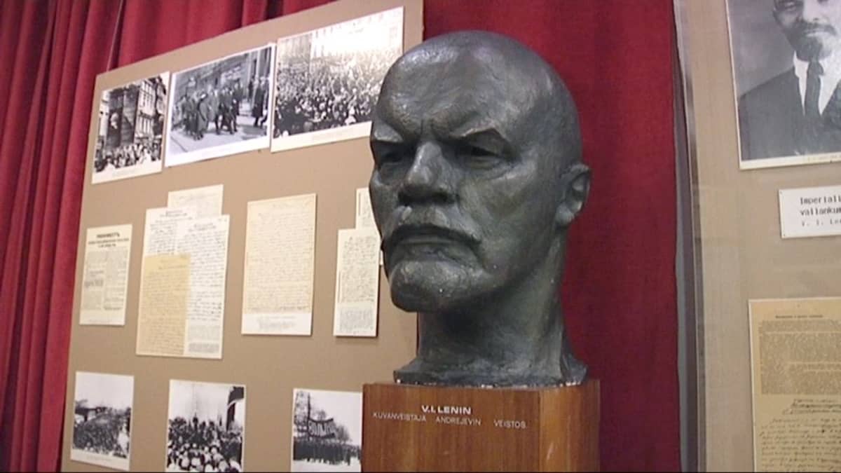 Lenin patsas Lenin-museossa.