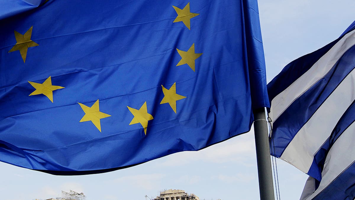 EU:n ja Kreikan liput liehuvat Akropolis-kukkulan vierellä Ateenassa.