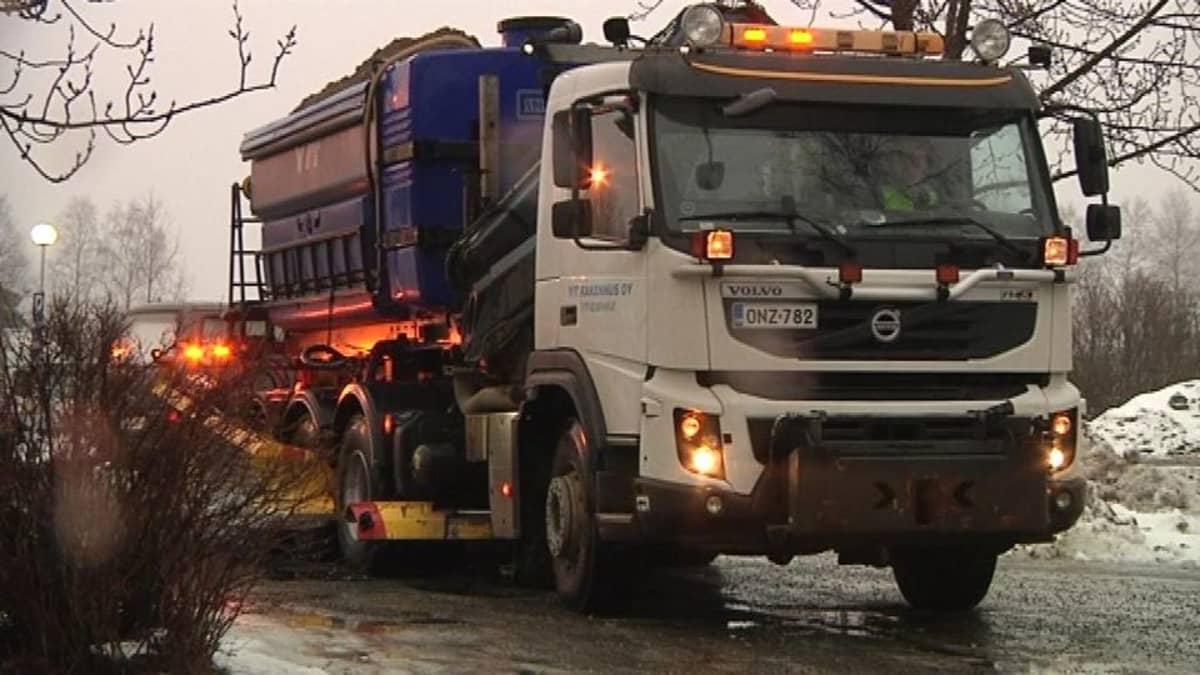 Lumiset liikennemerkit lisäävät liikenteen riskejä | Yle Uutiset
