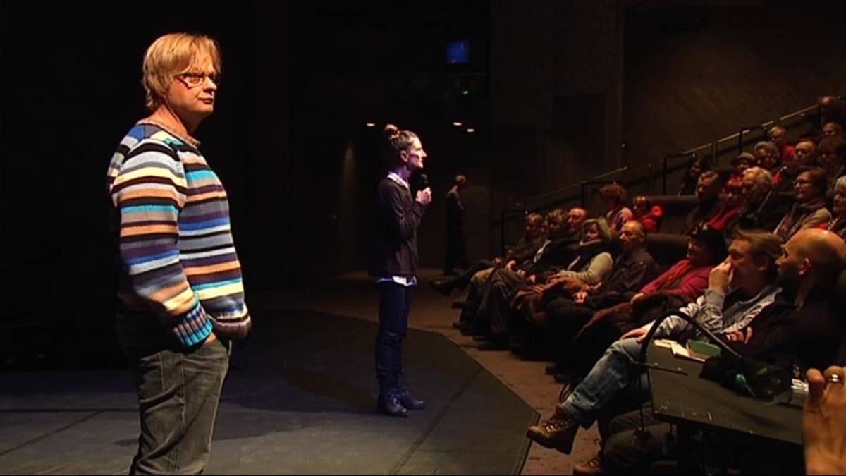 Iiro Rantala Ja Sirkku Peltola puhuvat yleisölle teatterin näyttämöllä.