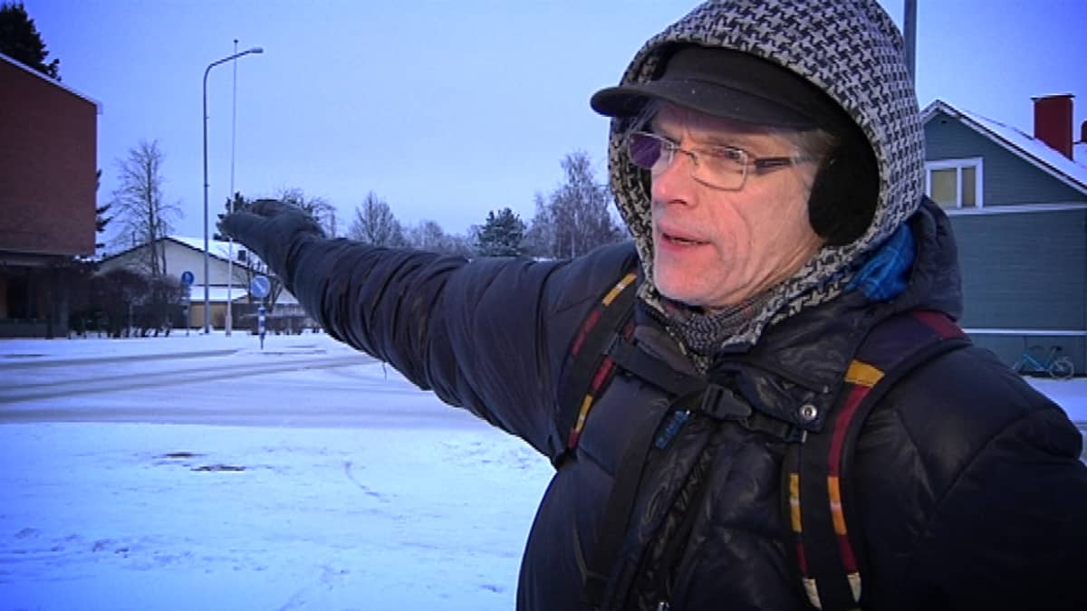 Mauri Kankaanpää osoittaa kädellään vaarallista risteystä Kauhavalla.