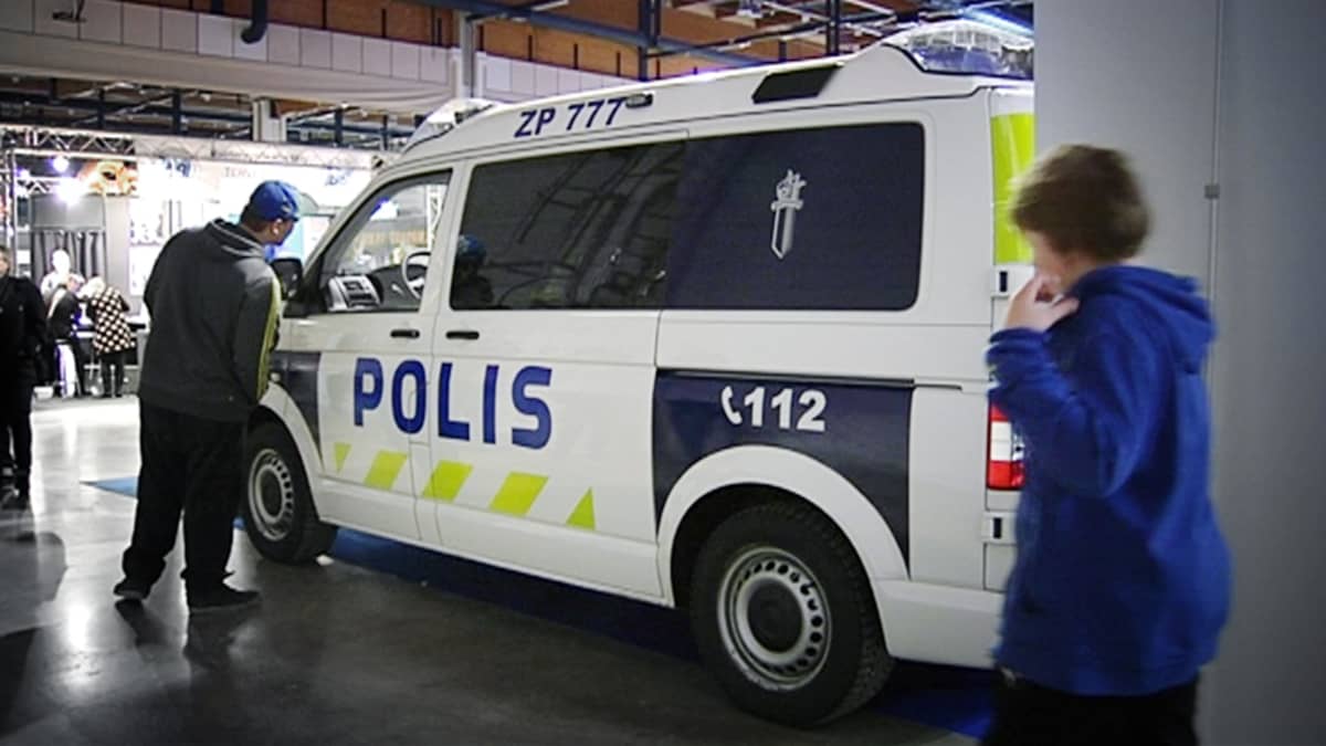 Uutta poliisiautoa esitellään messukeskuksessa Helsingissä.