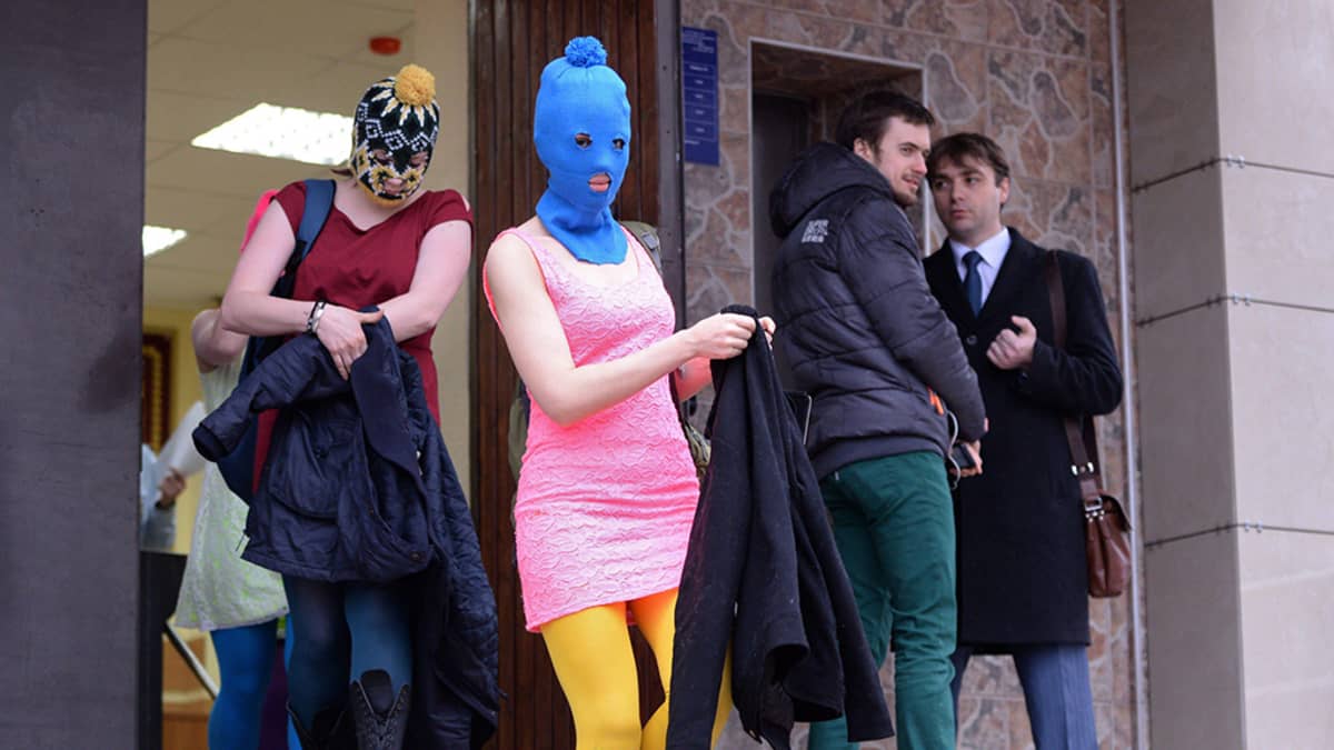 Pussy Riotin jäsenet poistuvat poliisiasemalta.