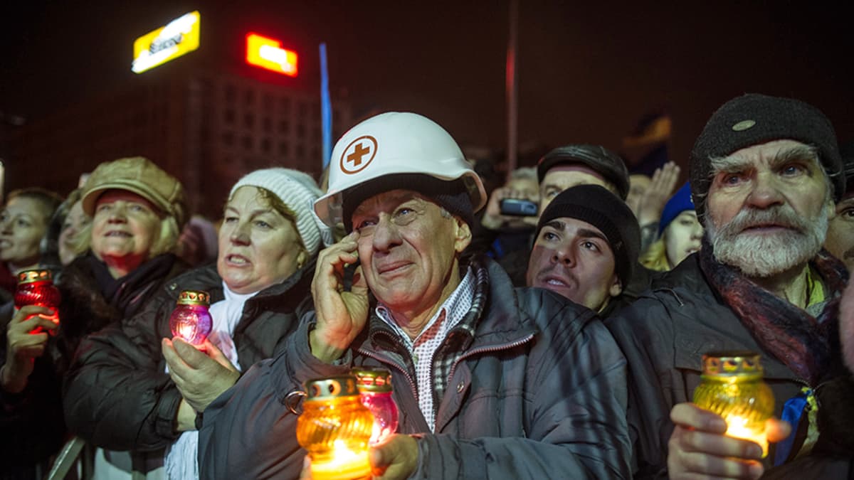 Ukrainalaiset kuuntelivat vankeudesta vapautetun Julia Timosenkon puhetta Kiovassa 22. helmikuuta.