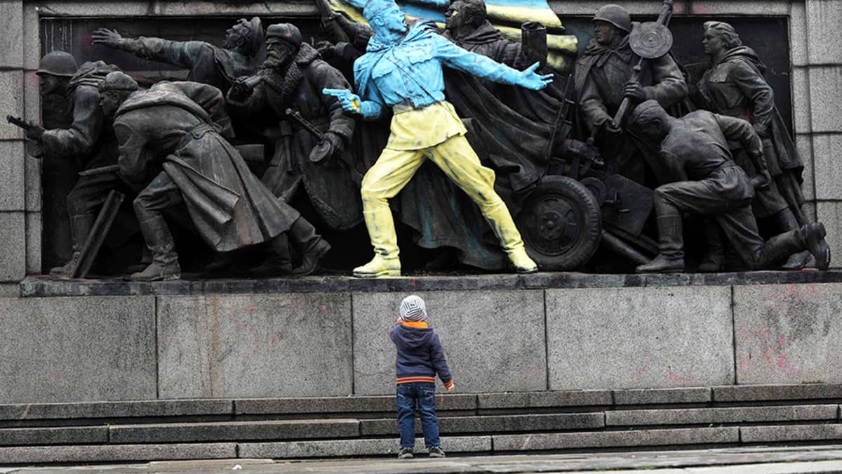 Ukrainan väreihin maalattu Neuvostoarmeijan monumentti Sofiassa 23. helmikuuta.