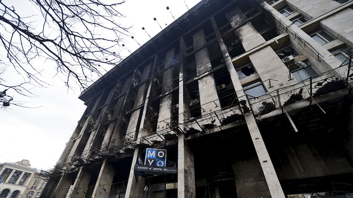Protestien aikana palanut talo Kiovan keskustassa.
