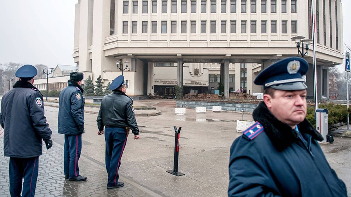 Poliisit partioivat paikallishallinnon rakennuksen edustalla Krimin niemimaalla Simferpolissa.