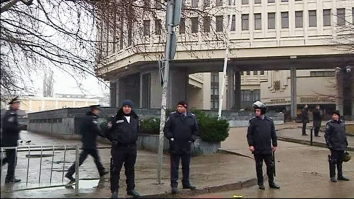 Poliisit partioivat paikallishallinnon rakennuksen edustalla Krimin niemimaalla Simferpolissa torstaina.
