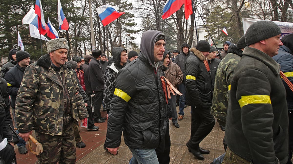 Lippuja kantavia mielenosoittajia on kokoontunut Krimin alueen pääkaupungin Simferopolin keskustaan mielenosoitukseen. 