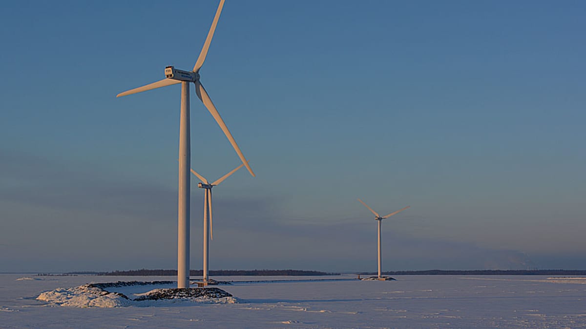 Tuulivoimaloita Kemin sataman edustalla talvella 2014.