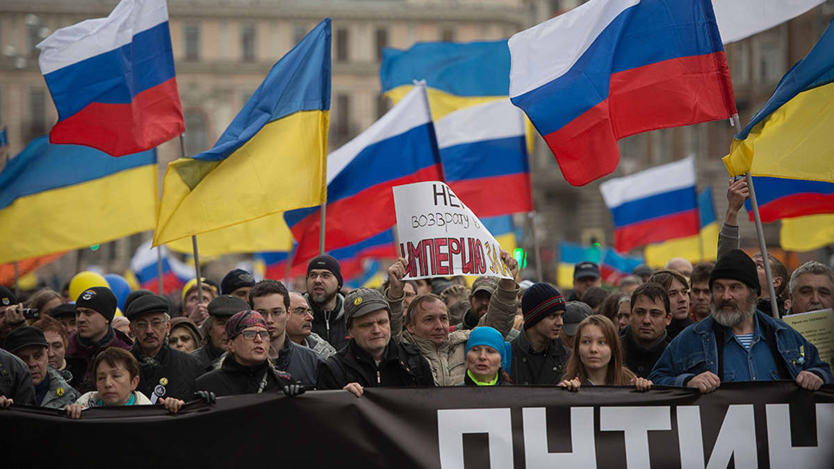 Jopa 50 000 ihmistä osoittamassa mieltään Venäjän Krimin-toimia vastaan Moskovassa.