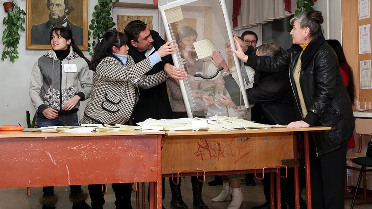 Krimiläiset vaalivirkailijat aloittamassa ääntenlaskennan Simferopolissa.