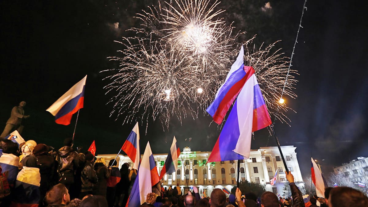 Ihmiset juhlivat vaalitulosta Simferopolissa.