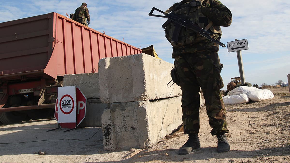 Ukrainalainen rajavartija tarkastuspisteellä maantiellä Ukrainan ja Krimin rajalla.