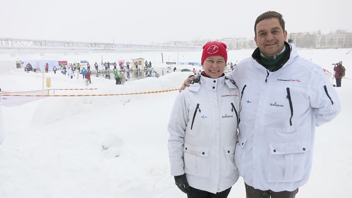 Kansainvälisen talviuintiliiton puheenjohtaja Mariia Yrjö-Koskinen sekä varapuheenjohtaja John Coningham-Rolls