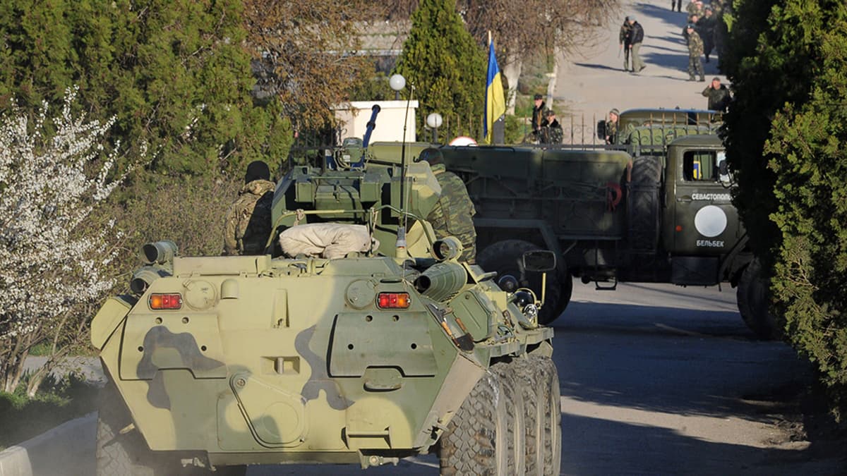 Venäläisjoukot valtaamassa ukrainalaista lentotukikohtaa Belbekin kaupungissa Sevastopolin lähistöllä.