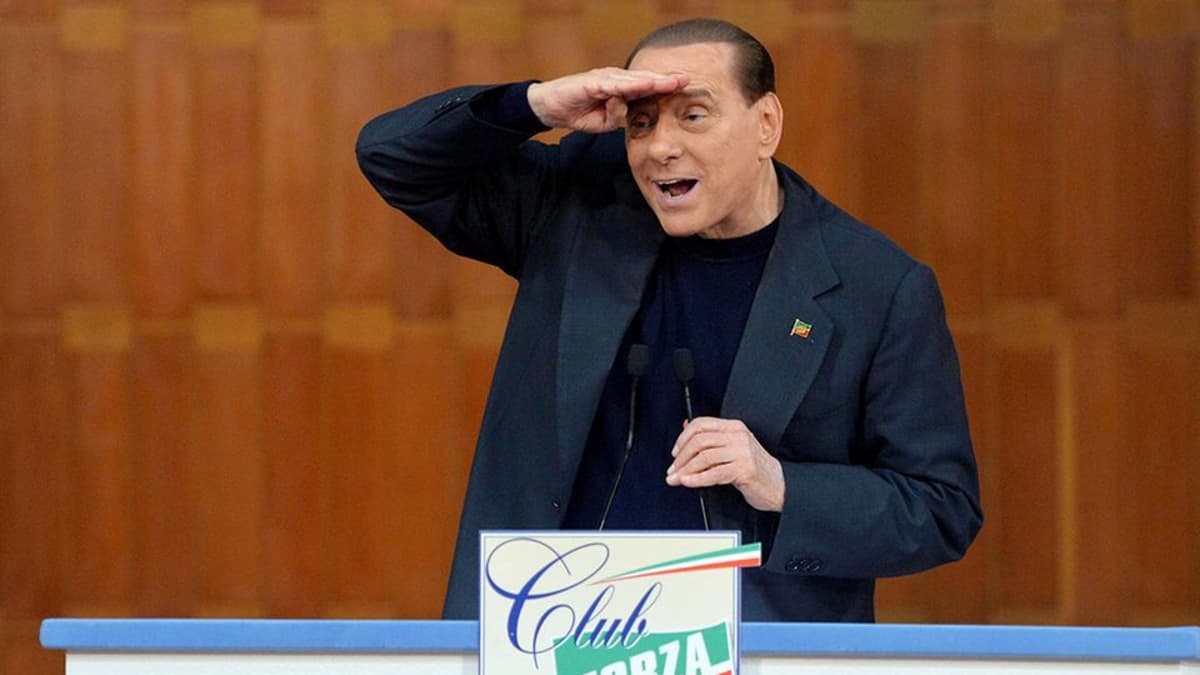 Silvio Berlusconi elehtii puhujanaitiossa