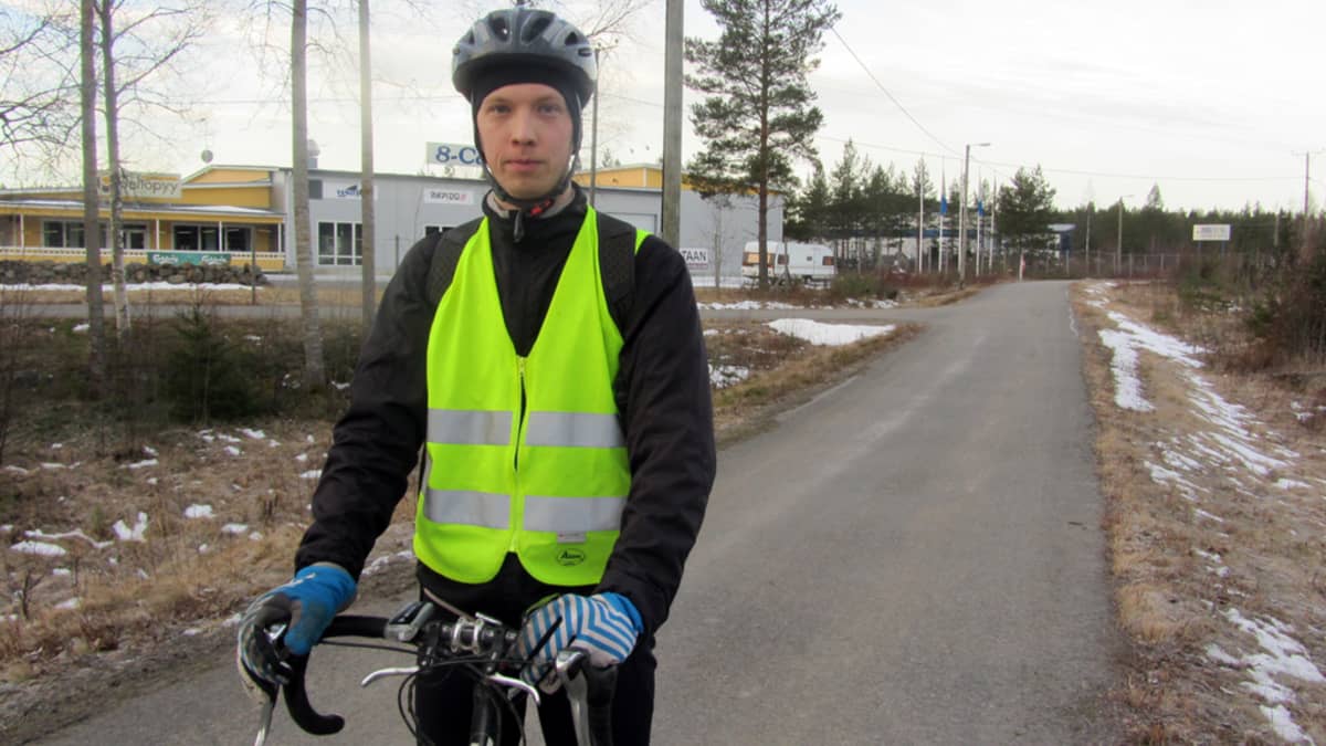 Kuvassa käliväiläinen Mikko Nikkilä pyöränsä kanssa.